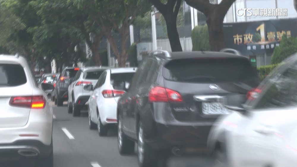 颱風兩樣情！　台中市區百貨週年慶車潮塞翻