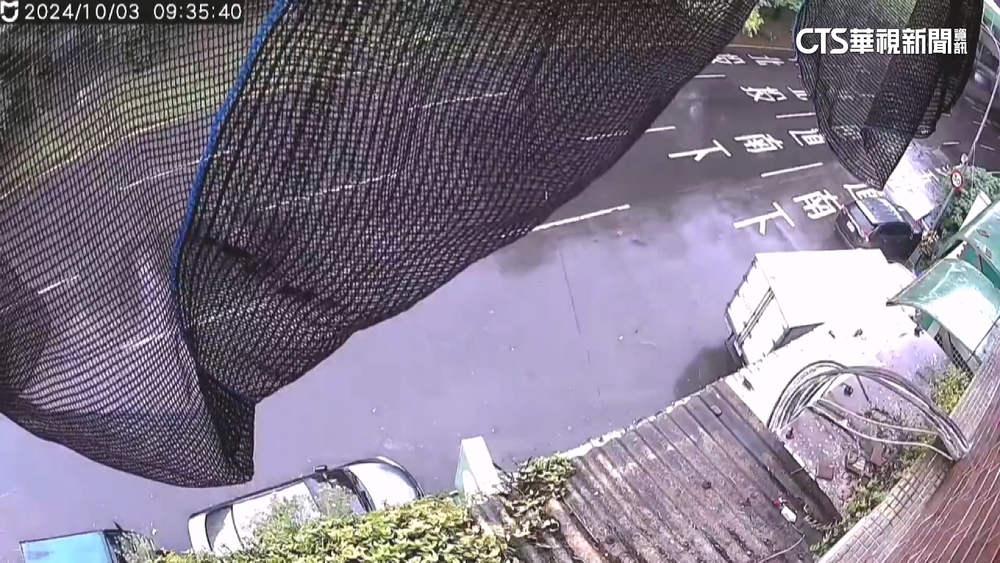 颱風天雨路滑失控！　北市小貨車「追撞15汽機車」