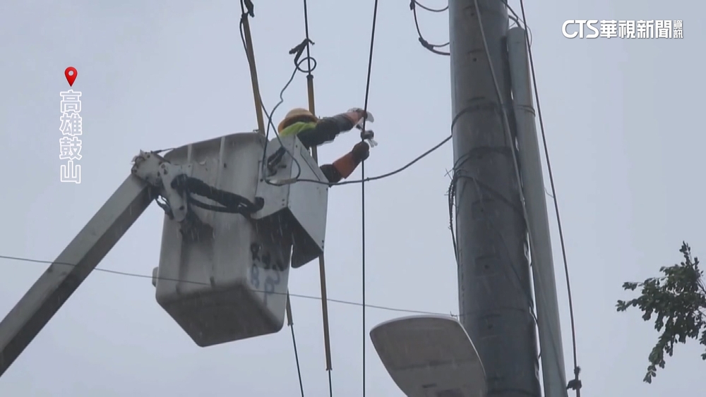 山陀兒滯留！　高雄市區15萬戶停電　台電急搶修