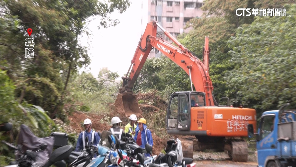 基隆新豐街邊坡走山埋機車　住戶難過痛哭