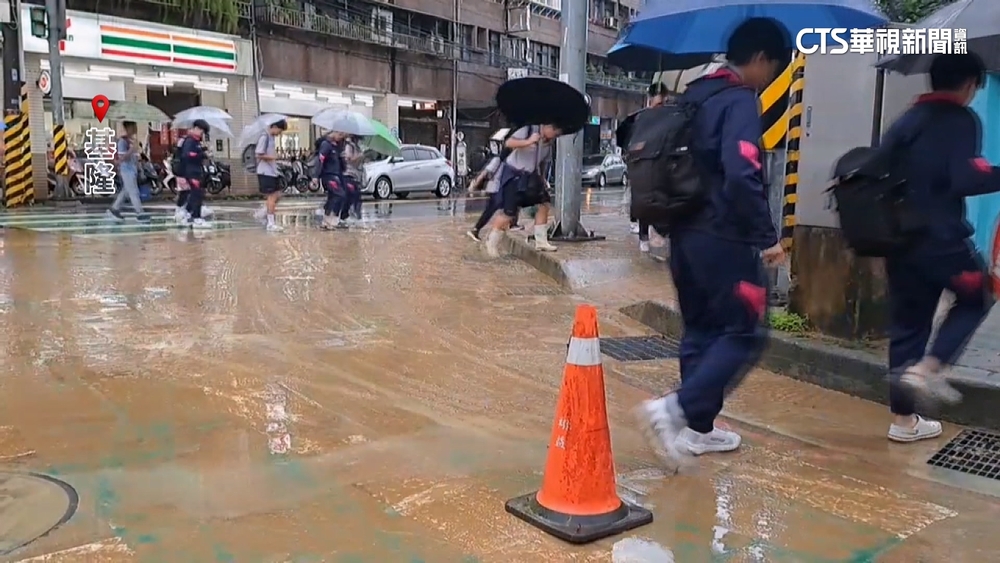 基隆市區道路仍多處積水　學生踩黃泥上課