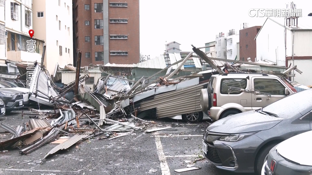 山陀兒強風吹落鐵皮屋飛砸　進口.國產車全遭殃