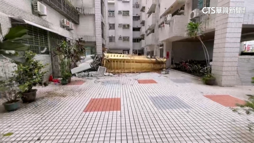 「基地台」從天而降　砸毀社區大樓陽台.遮雨棚
