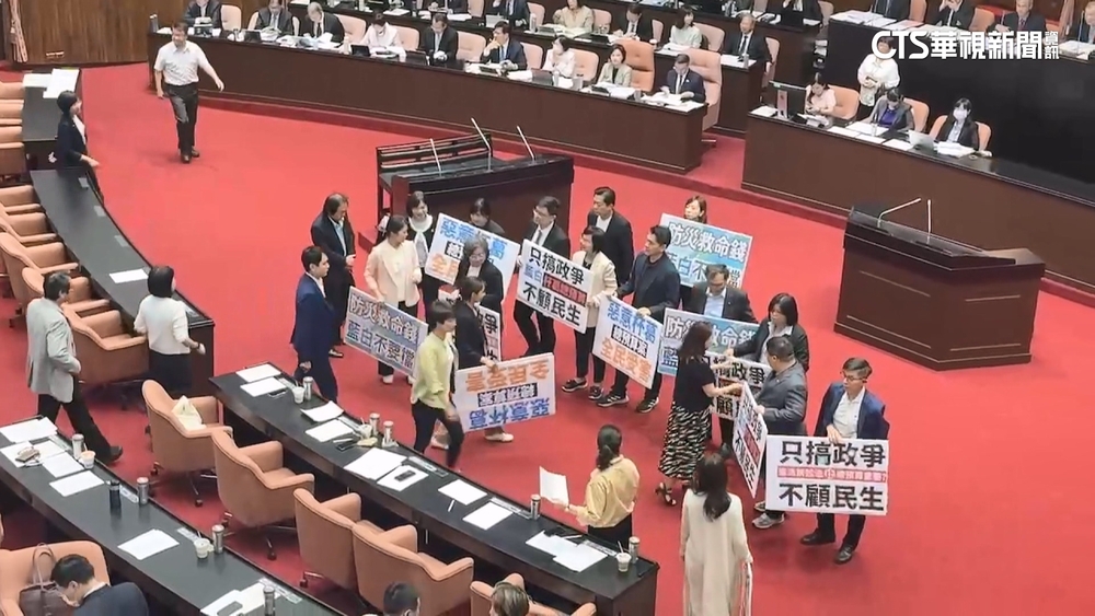藍白聯手封殺總預算！　綠舉手板「只搞政爭不顧民生」