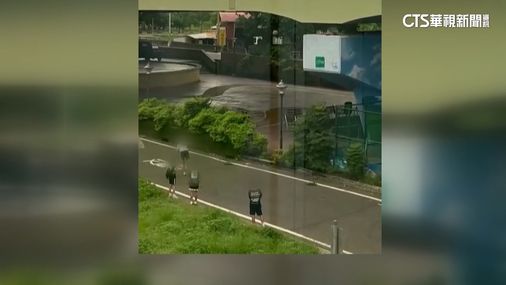 颱風假太閒？　國中生路中亂丟籃球　騎士險遭波及