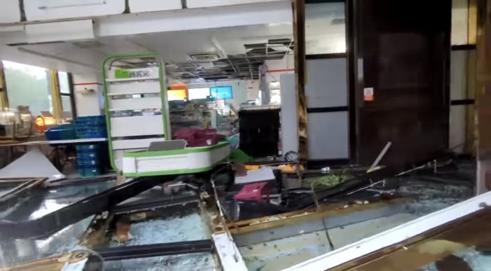 7-11店員「颱風天用手腳頂玻璃門」下秒遭吹飛　OPEN將逃家被拖回