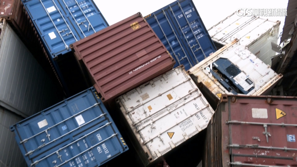 不敵山陀兒強風！　高雄貨櫃東倒西歪　業者忙善後