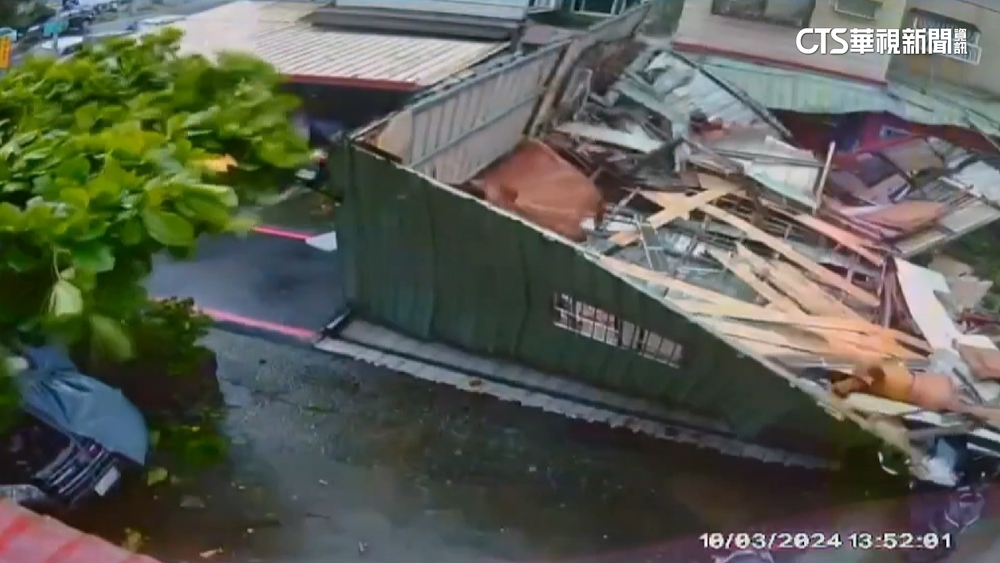 恐怖強風！　鐵皮屋遭吹飛砸民宅.婦人被撞骨裂