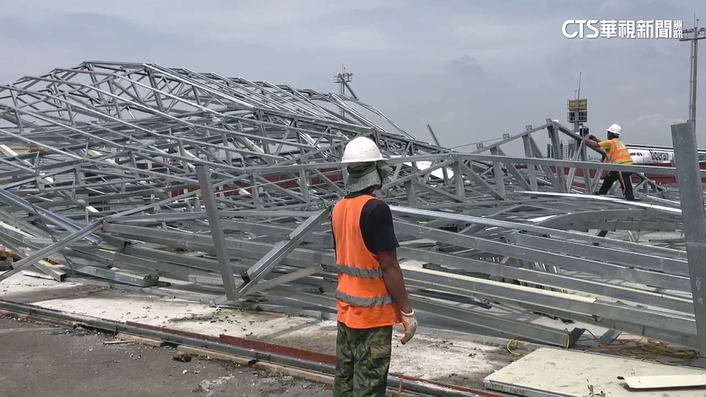 不敵強風逆襲！　小港機場旁工程鐵架遭吹垮