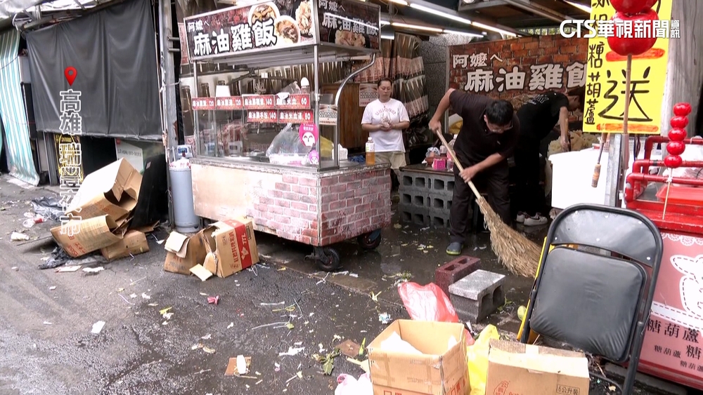 高雄左營瑞豐夜市成災區　攤位被吹翻忙善後