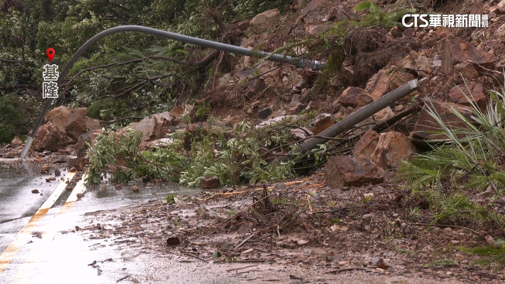 基隆新豐街邊坡走山！　逾20部機車遭黃土掩埋