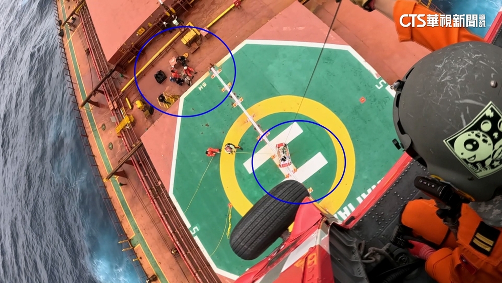 綠島外海貨輪遇大浪　5菲籍船員受傷　空勤黑鷹急救援