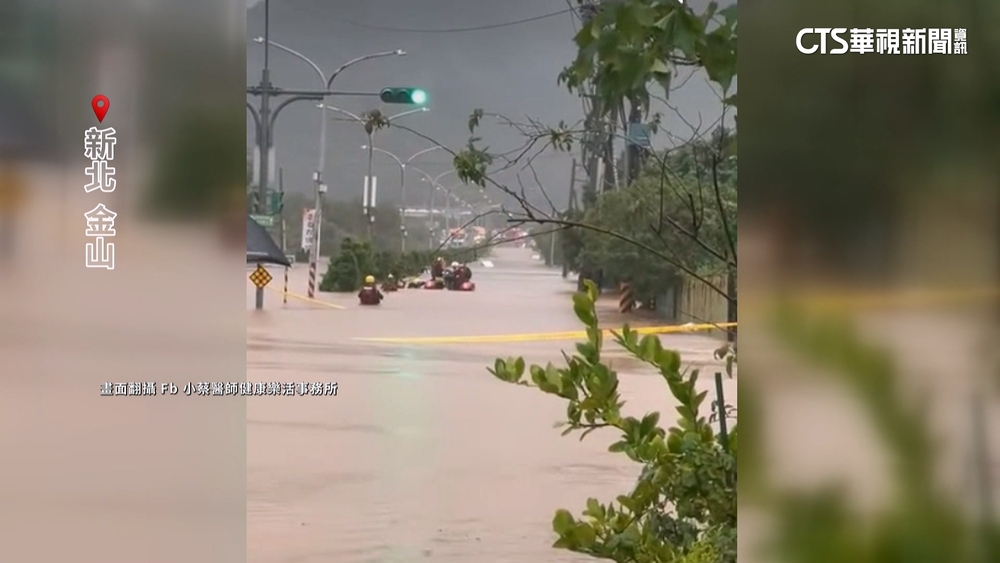 金山大淹水深及胸　台大醫護搭橡皮艇也要上工