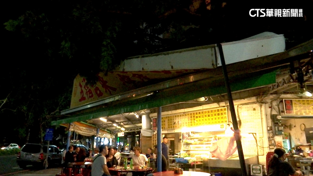 強風侵襲路樹倒壓熱炒店　客人上門淡定用餐