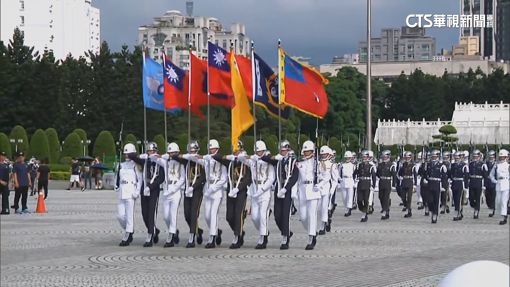 雙十國慶倒數！　三軍樂儀隊中正紀念堂預演秀技