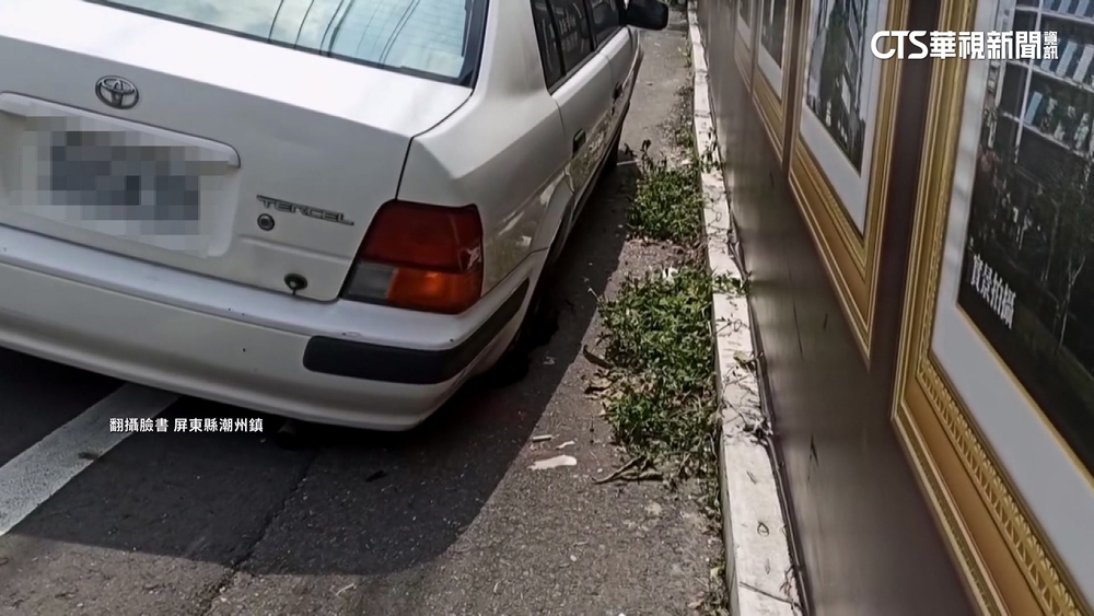 屏東新建案旁道路現天坑！　轎車車輪陷落