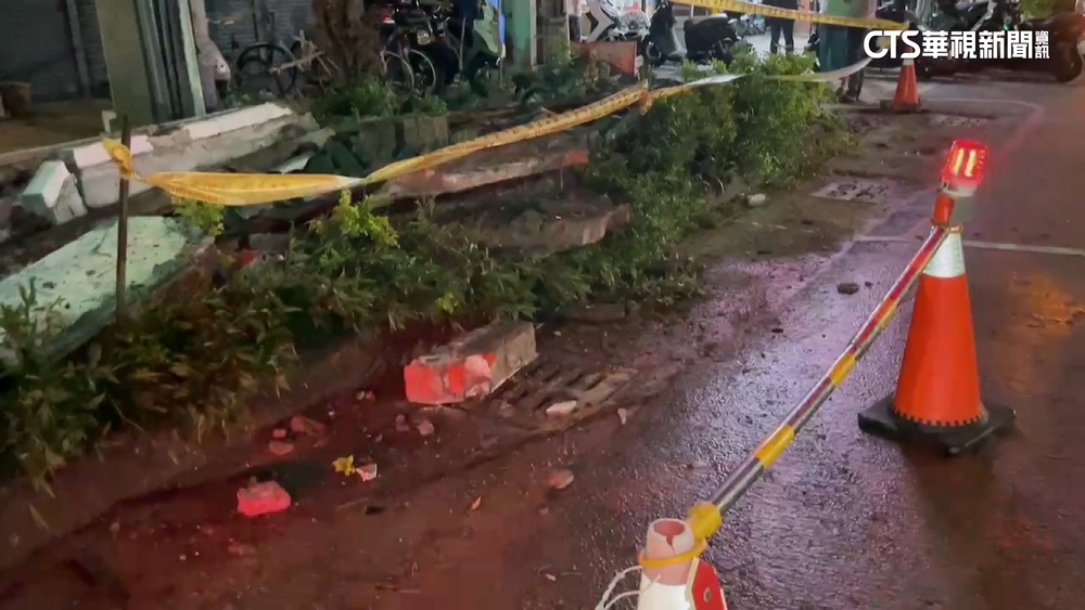 驚悚瞬間！3棟房女兒牆全塌　砸人行道波及5車