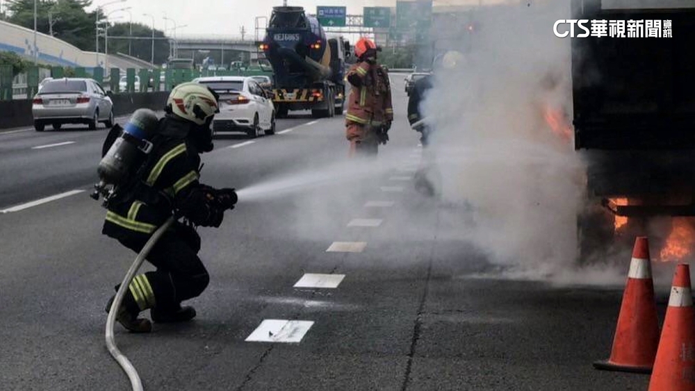 國道2號火燒車　聯結車「烈焰狂竄」幸無人傷