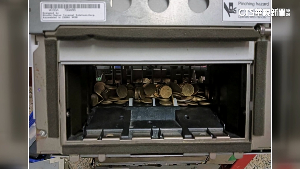 苗栗ATM故障　行員維修驚見塞滿1元硬幣