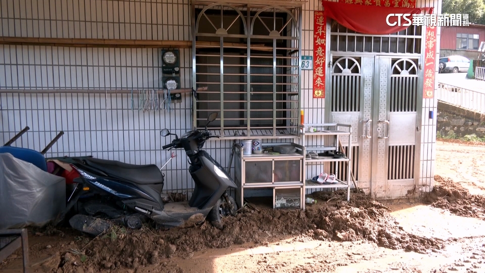 三芝八賢里「泥水沖家門前」　居民脫困嚇喊快跑