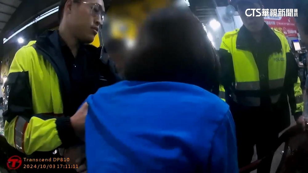 女釣蝦場爛醉！　警「連人帶椅」扛上警車　釣客喊：進喔