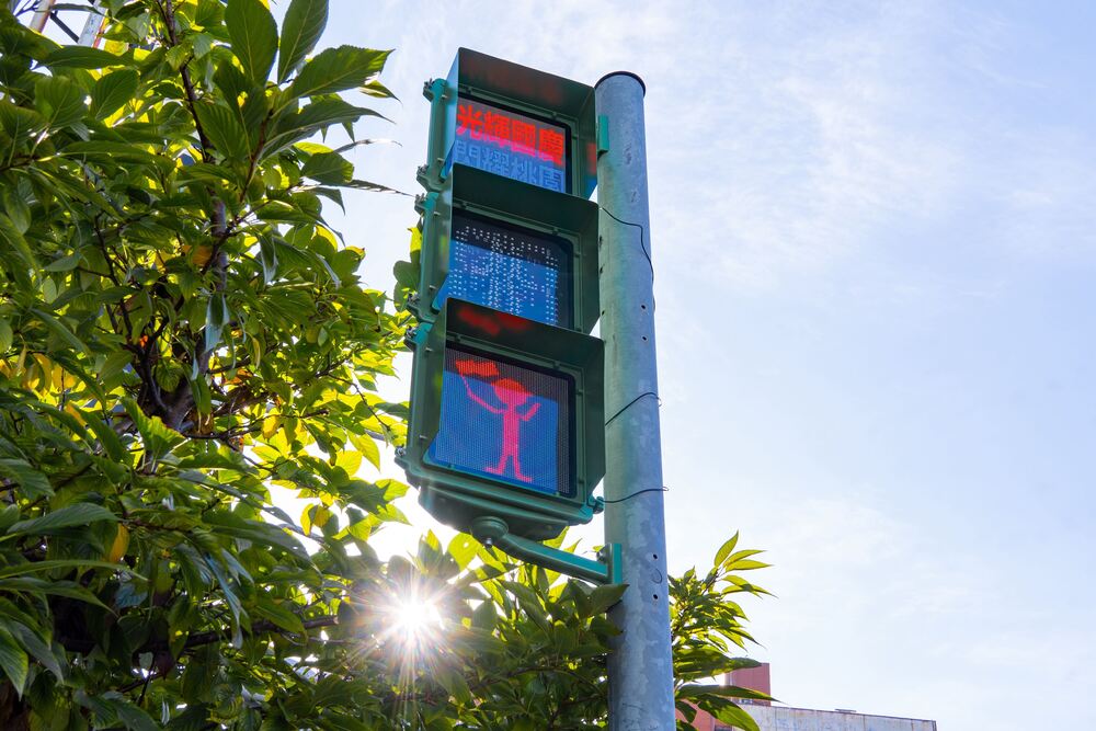 歡慶國慶月！小綠人揮舞國旗　桃園「紅綠燈」藏三巧思