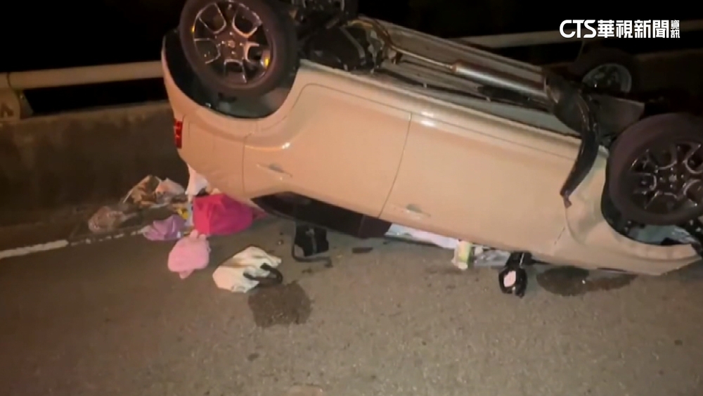 聯結車電線沒綁牢掉落！　害3車撞.一家5口翻車受傷