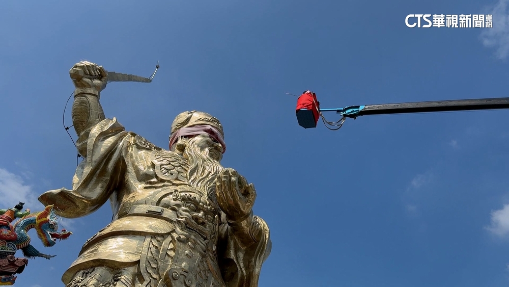 全台最高武財神修繕開光　法師70公尺高空作法！