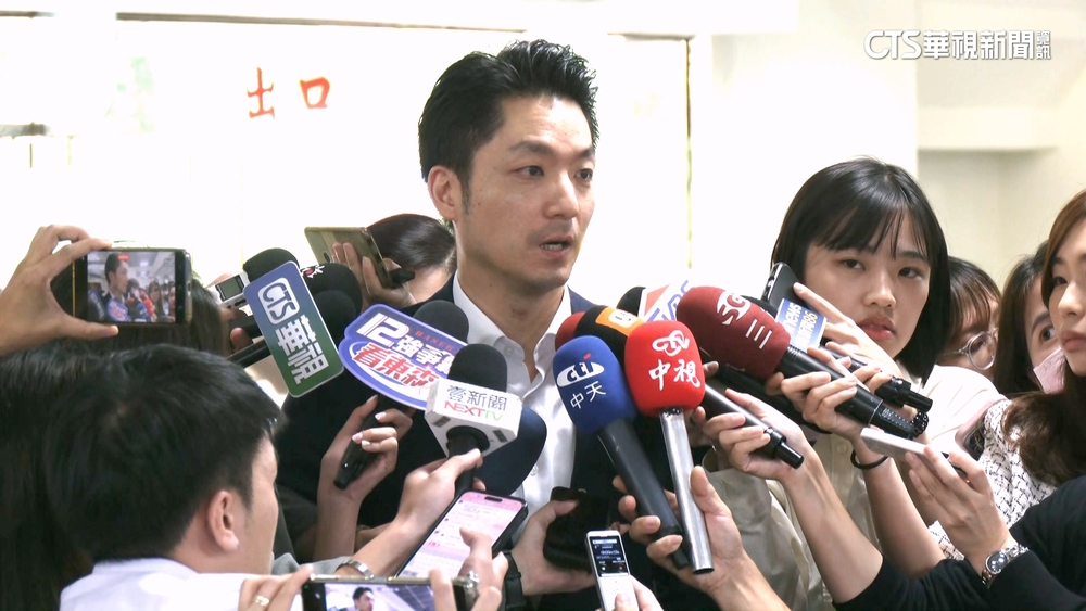 搬出虎頭鍘.軟腳蝦！　蔣施政報告　綠盯京華城案