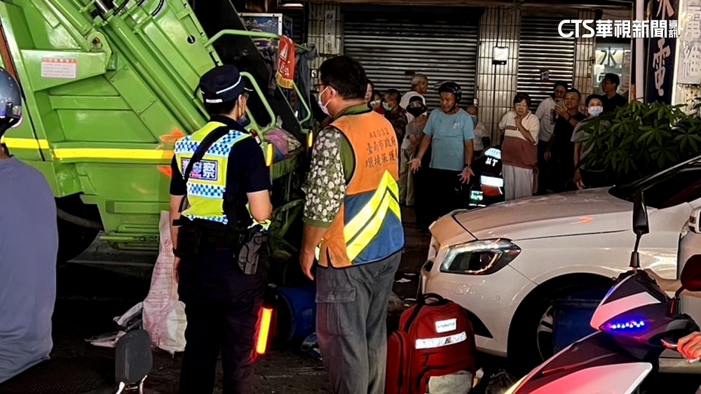 驚悚瞬間曝！名車駕駛疑恍神　撞垃圾車害7傷