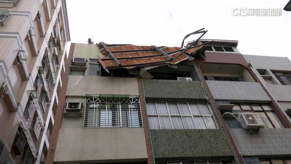 山陀兒怪風猛颳　超巨鐵皮屋頂掀飛百米外砸透天