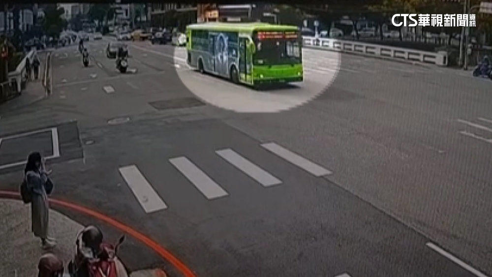 台中公車大執法！　司機闖紅燈被攔強辯「搶黃燈」