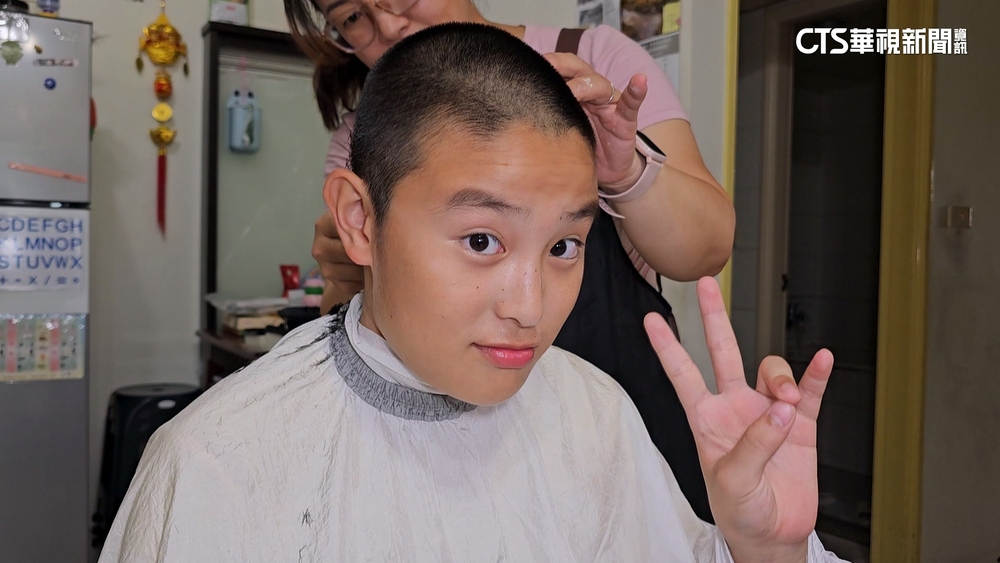 怕媽媽罹癌剃髮沒自信　宜蘭小五男「剃光頭」陪母