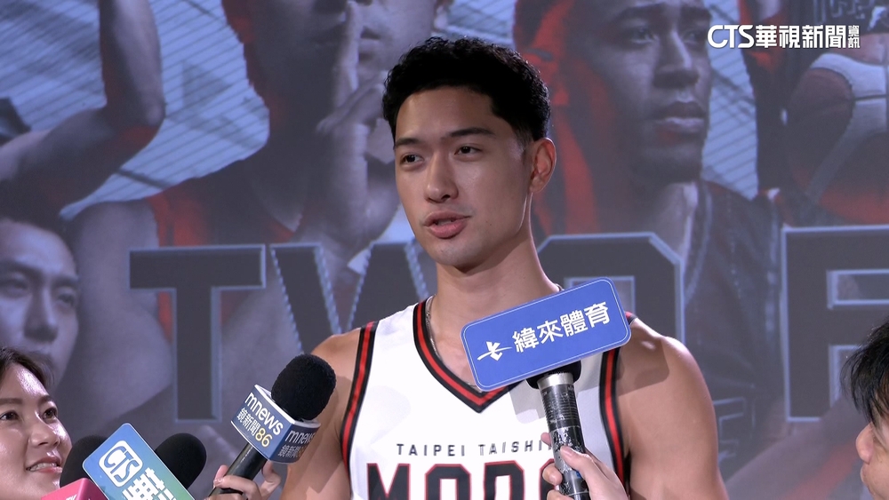 TPBL狀元雷蒙恩：不喜歡輸　台新6啦啦男孩亮相