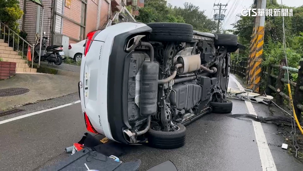 母宿醉載孩上學！　回程自撞翻覆「酒測值0.62」