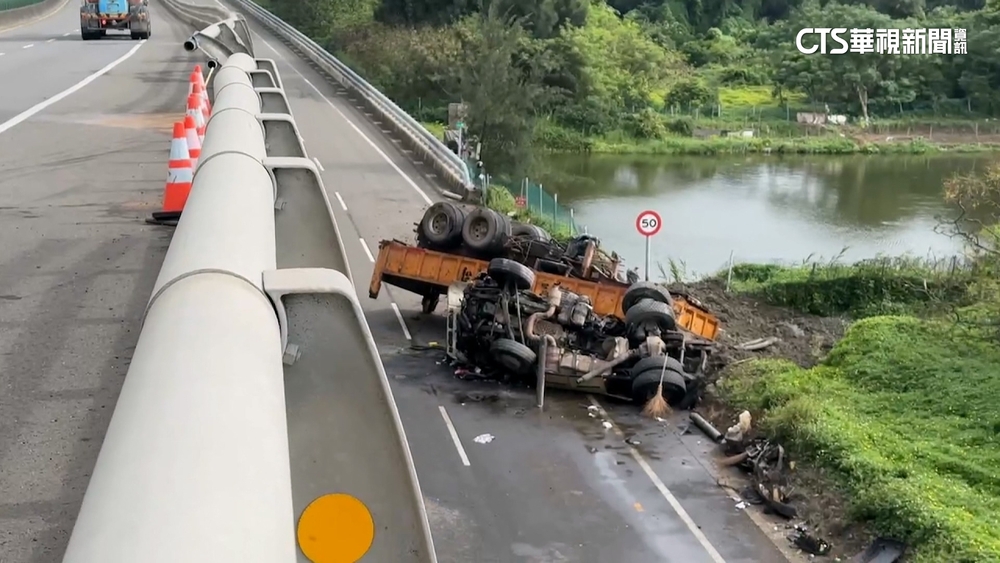 西濱死亡車禍！疑閃拋錨車　聯結車「撞破護欄墜橋」