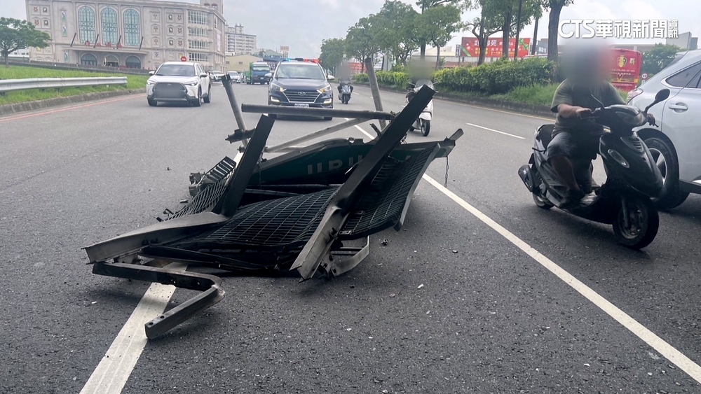 台南路牌整片掉「險砸騎士」　曳引車撞斷釀禍