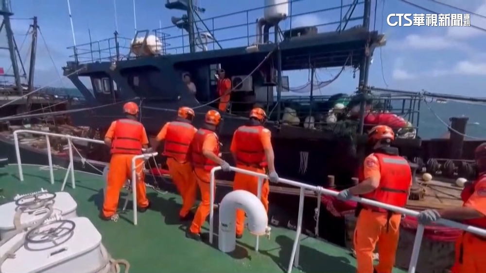 中漁船越界逃「壞了」　海巡帶回澎湖.1公噸漁獲海拋