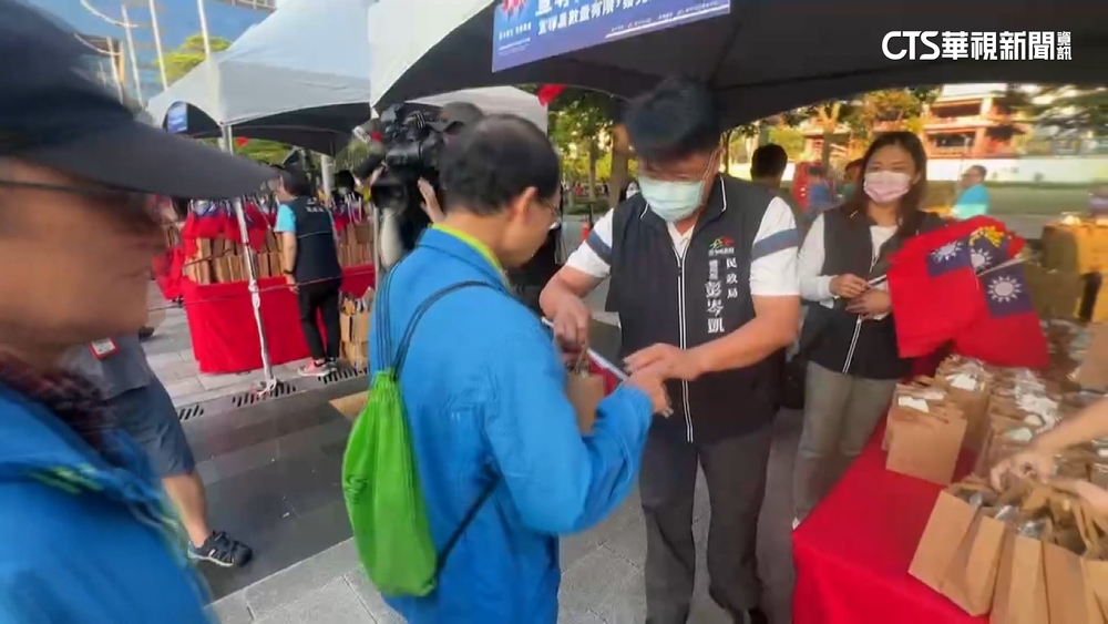 台中展全國最大面國旗　搶領「限量牛仔帽」排隊1km