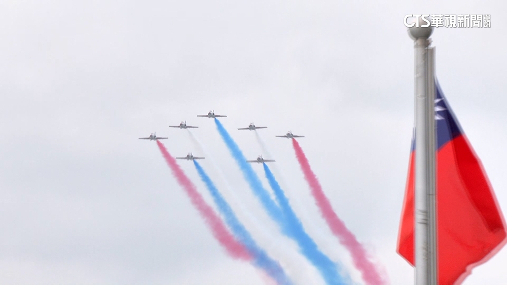 雷虎噴彩煙成最後一舞！勇鷹號量產　AT-3恐被取代