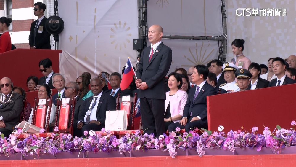 韓國瑜「太入神」被請回座？　原來是賴清德示意上前