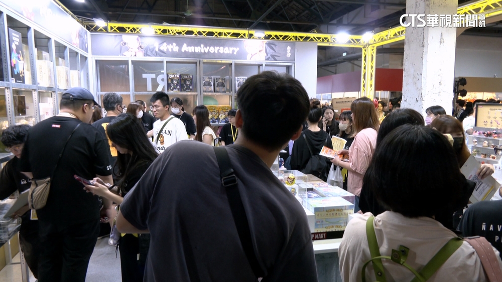 玩具展人氣爆棚　民眾排6小時隊進場搶買公仔