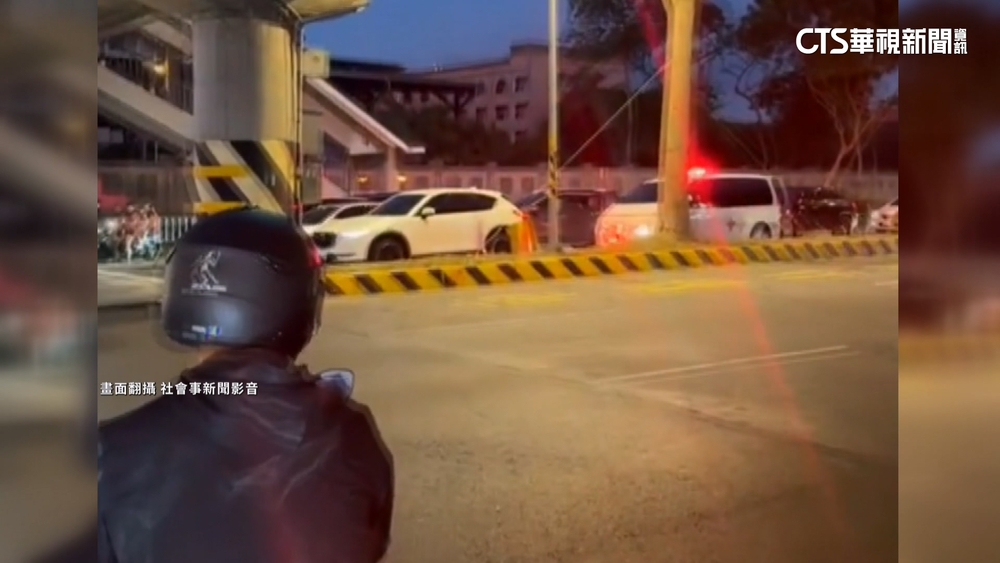 駕駛為停等紅燈擋救護車　鳴笛「警示音」仍不讓道