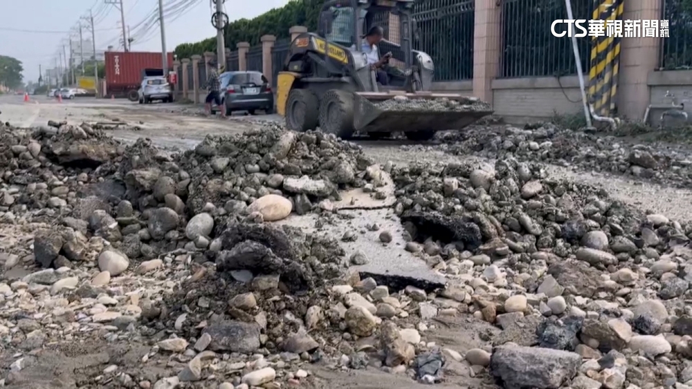 疑測管壓不慎！彰化花壇路面爆裂冒水　人車急閃