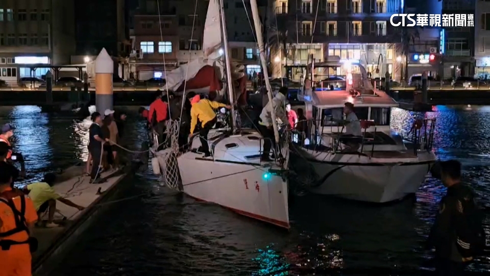 帆船舵板斷裂失動力　10人海上漂流1天驚險獲救