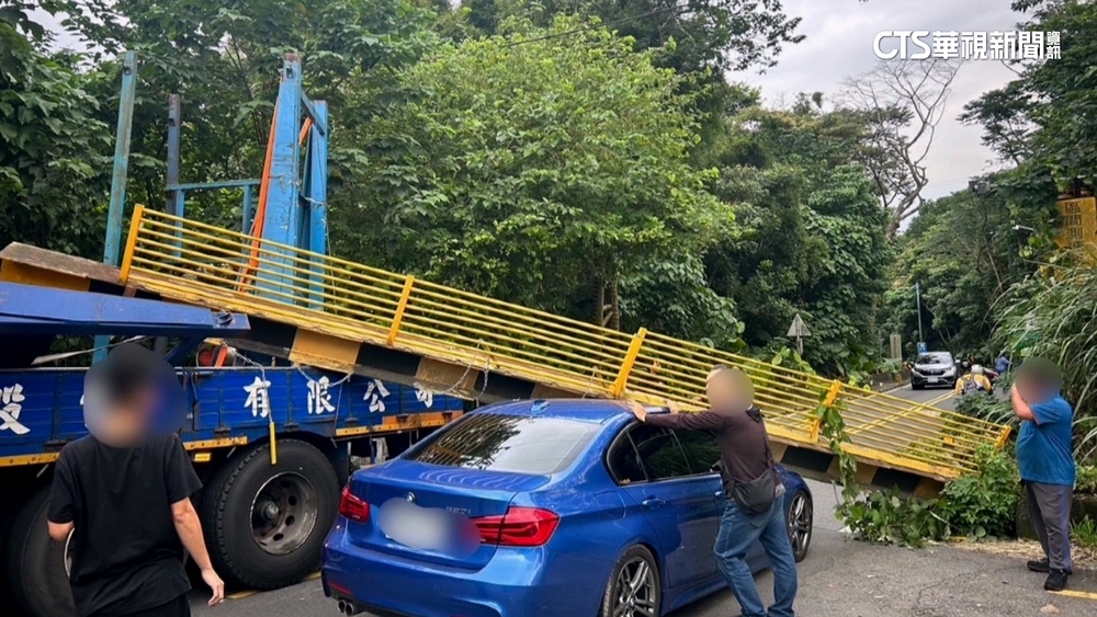 聯結車駕駛喝酒上路撞斷限高架　砸毀百萬轎車