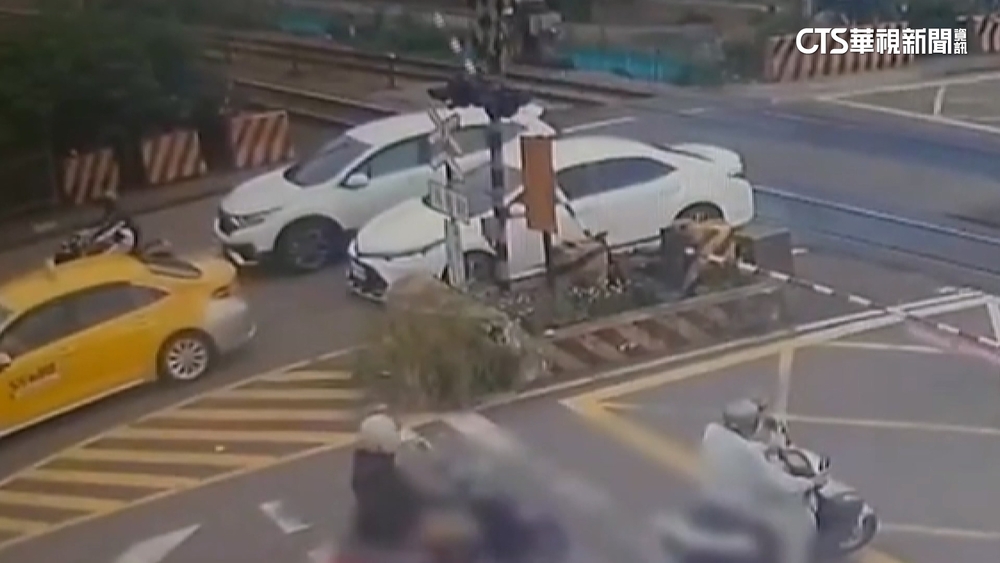 未保持路口淨空！　平交道柵欄降下卡2車車頂