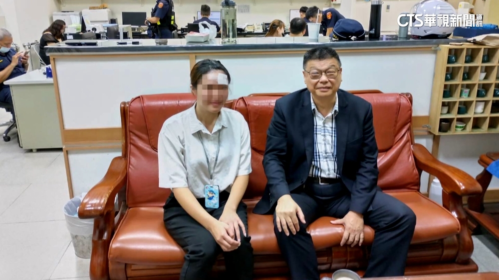 女遲到換票不滿沒座位　擲金屬零錢盤狠砸售票員