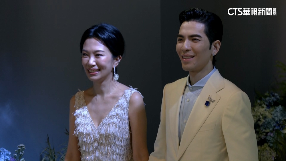 蕭敬騰婚宴甜吻嬌妻　13.33克拉鑽戒藏深意