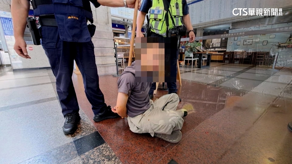 偷利器恐嚇等車乘客.火車站揮舞驚遊客　遭警大外割壓制